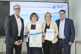 v.l.n.r.: Michael Theben (NRW Ministerialdirigent), Ute Dülfer (Bürgermeisterin der Energiestadt Lichtenau), Andrea Stollberg (Schulleiterin der Realschule Lichtenau am Klima-Campus), Carsten Petersdorff (Bereichsleiter Wärme & Gebäude bei energy4climate)